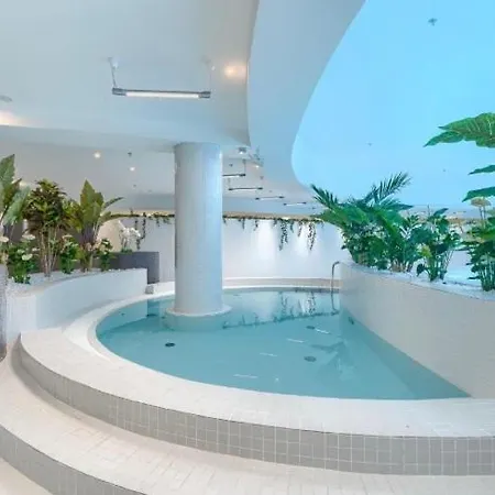 Hanza Tower Center Pool Jacusi Sauna شقة *